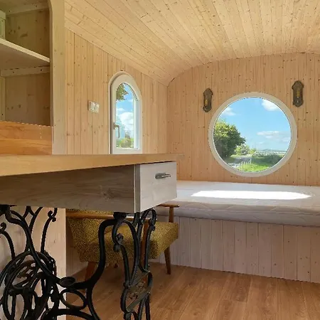 Glamping - Stylová Maringotka V Srdci Ladova Kraje, Poblíž Hlavního Města Prahy Luxusní stan *